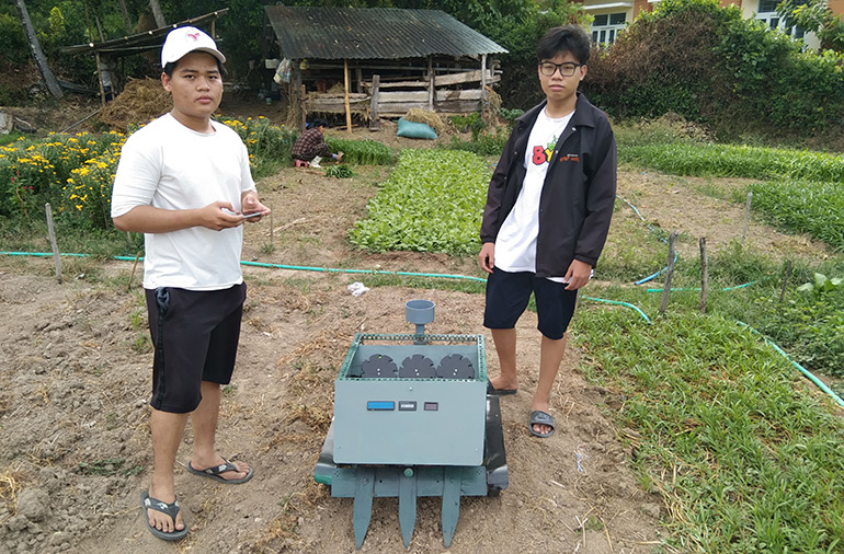 Hai học sinh Võ Văn Hoàng Vũ (phải) và Nguyễn Khải Hưng vận hành thử nghiệm robot. Ảnh: HOÀNG THẾ